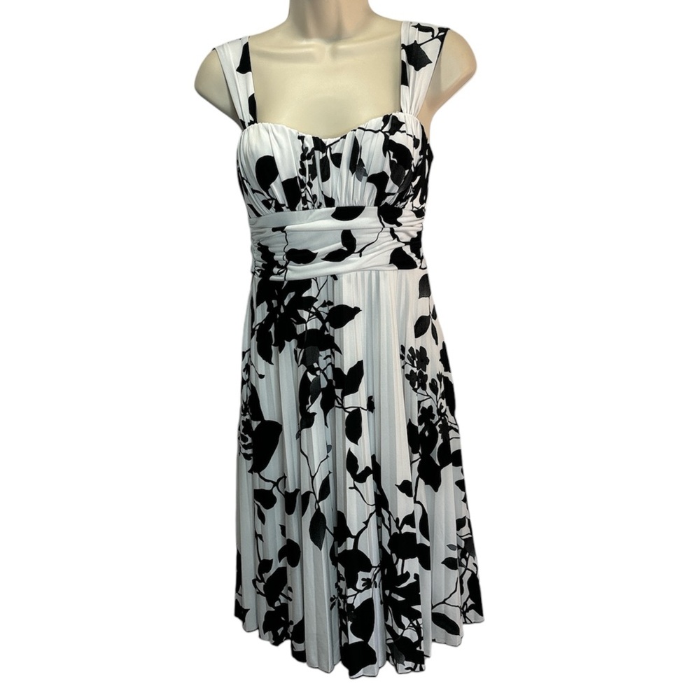 Speechless Women's Black/White Floral Sleeveless Mini Pleated Bodice Dress